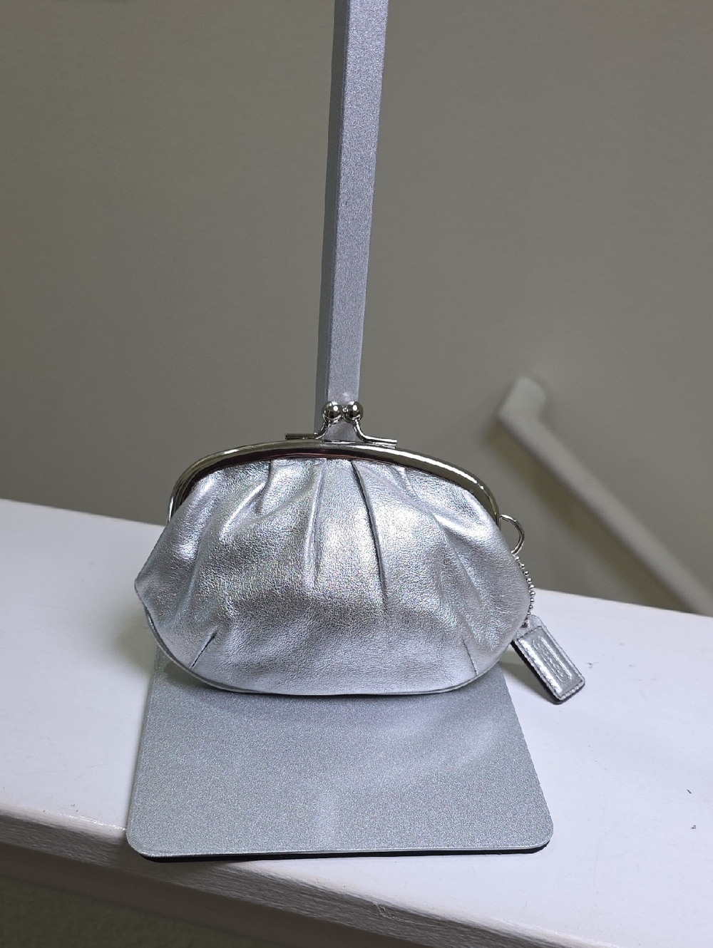 COACH Metallic Silver Leather Silvertone Framed Kisslock Coin Pouch EUC